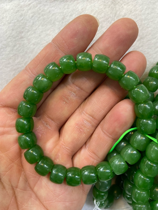 8*9mm直切和田碧玉老料手串，阳绿色，无黑点