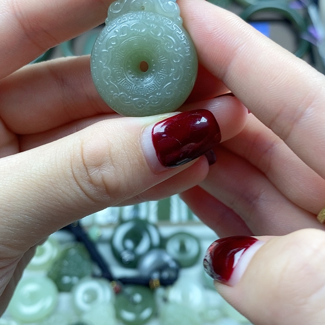 和田玉未镶嵌颈饰祥云扣