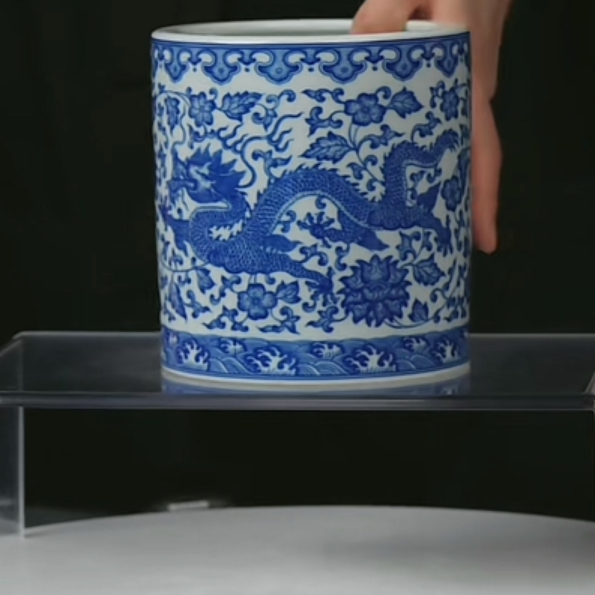 M青花龙穿莲纹笔筒