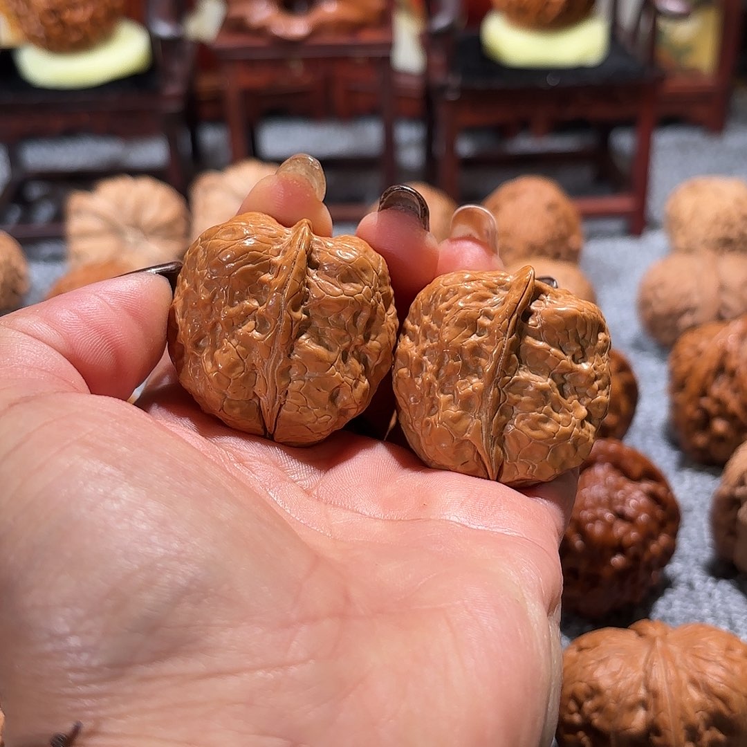 大叶紫檀（黑酸枝木类）文玩核桃云铁半壁
