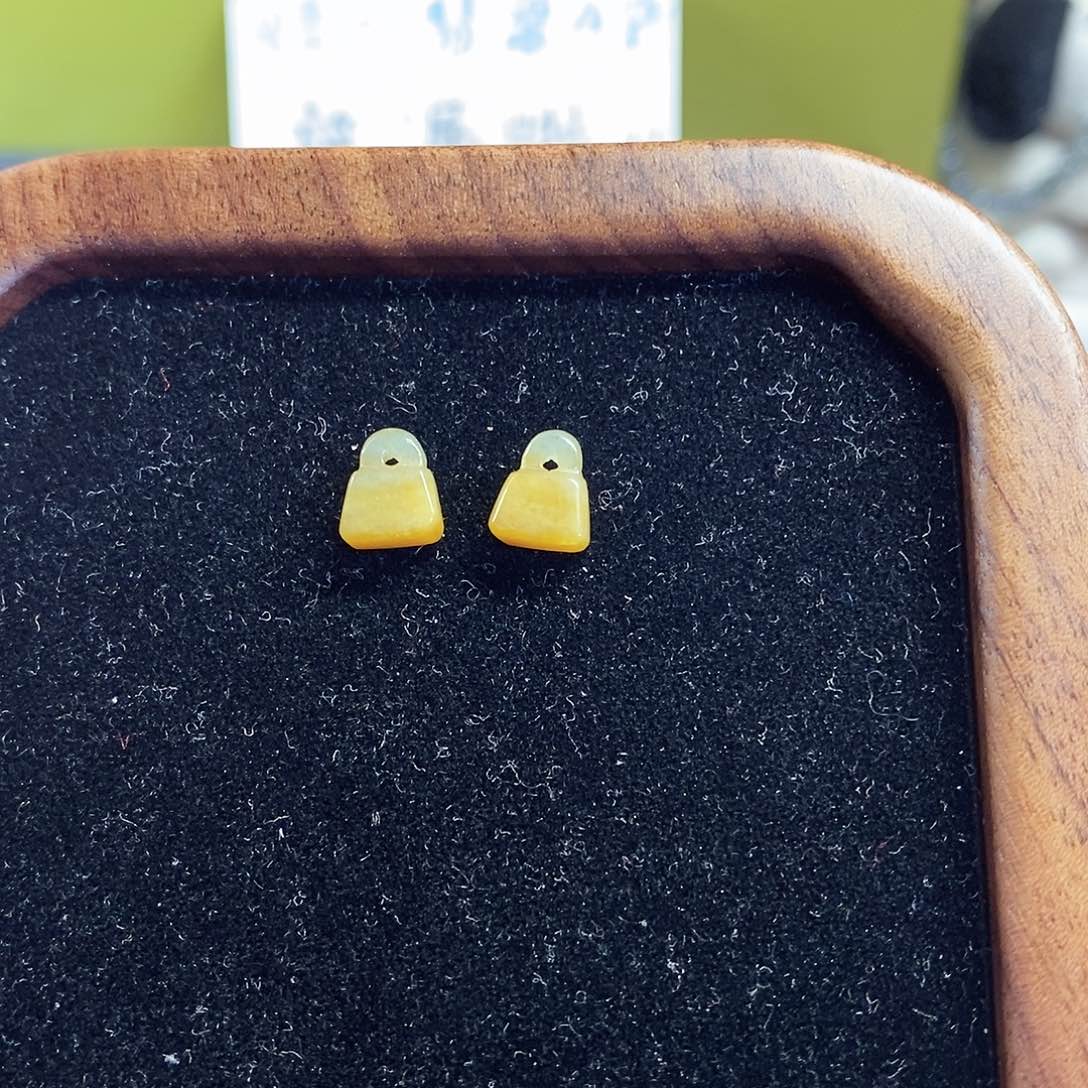 轻***轻翡翠未镶嵌颈饰小滴溜