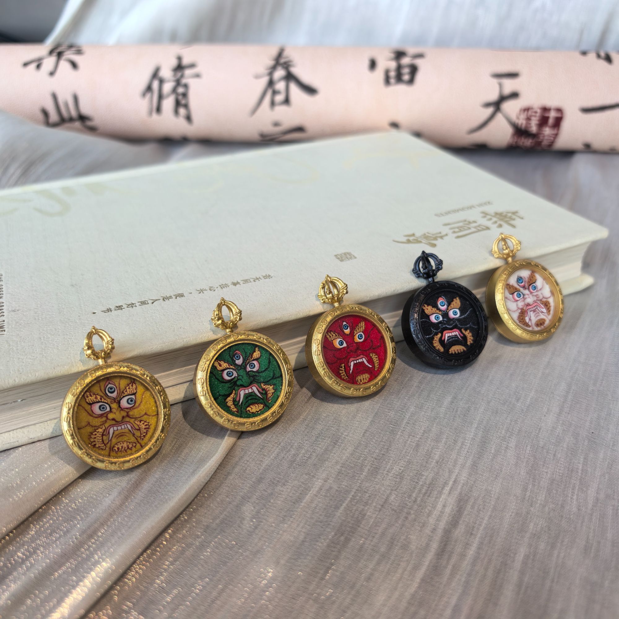 梵彩手绘粗矿砂2.0五路财神唐卡吊坠【以直播间展示为准】