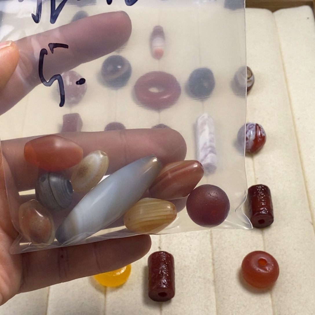 弘***弘玛瑙/玉髓未镶嵌颈饰