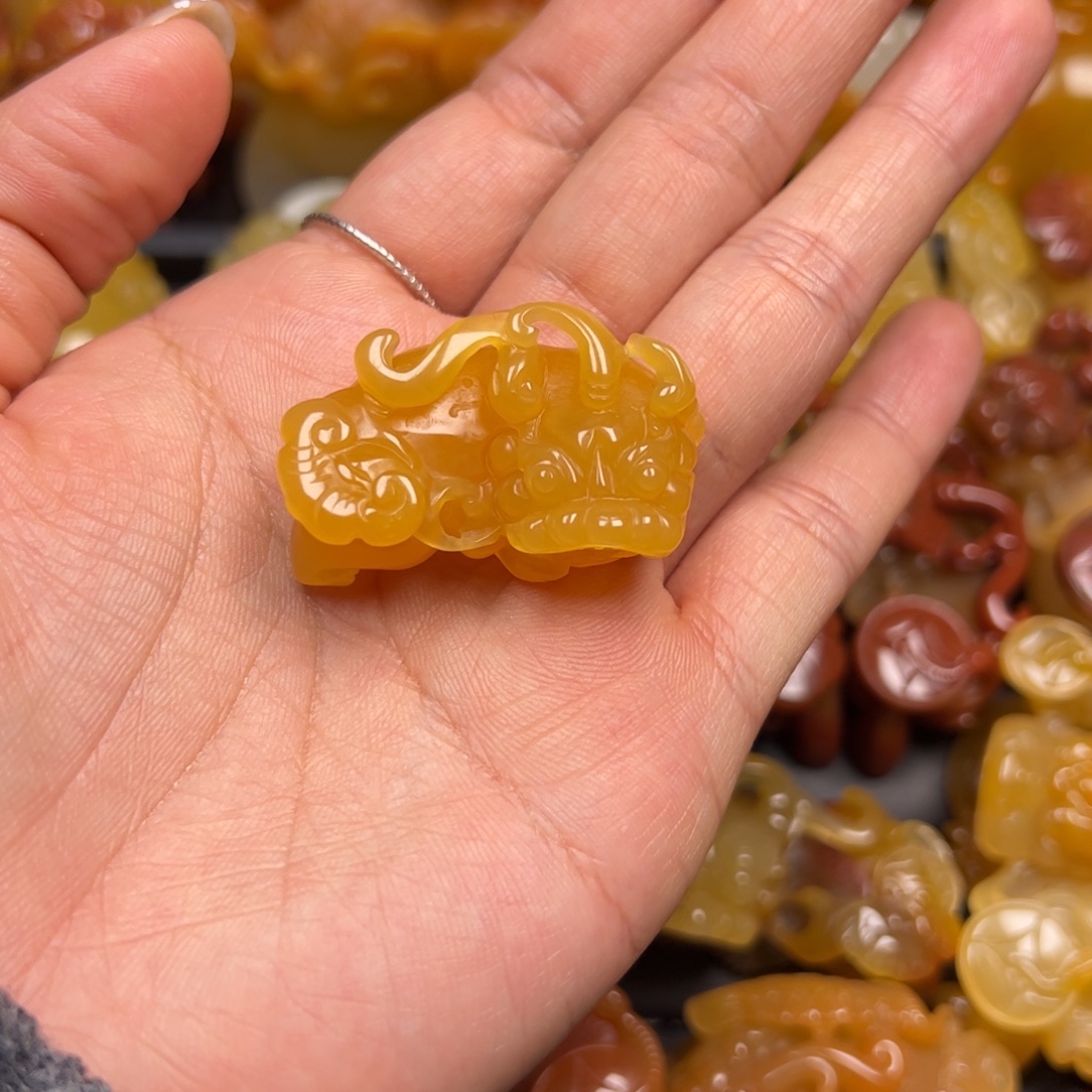 石英质玉（黄龙玉）未镶嵌颈饰