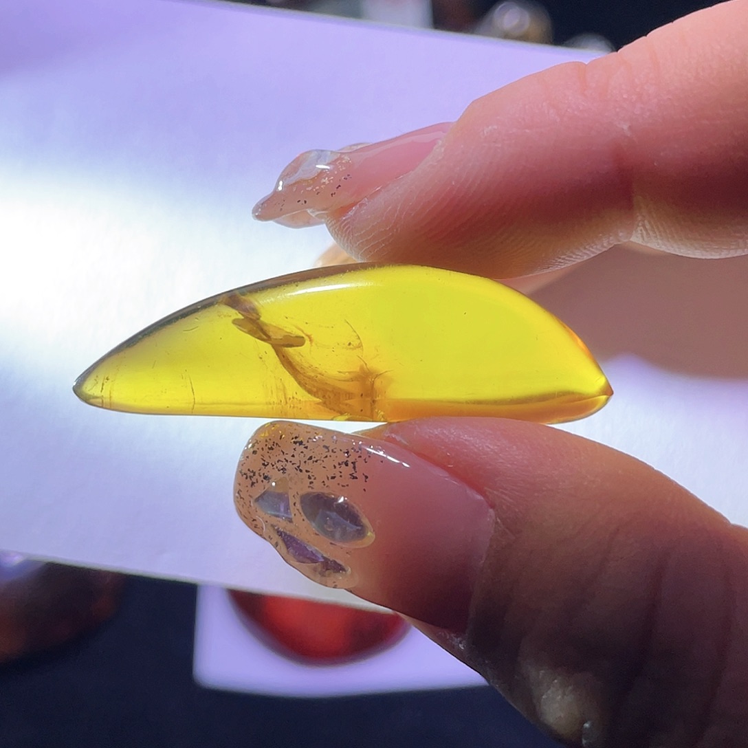 琥珀裸石未镶嵌。