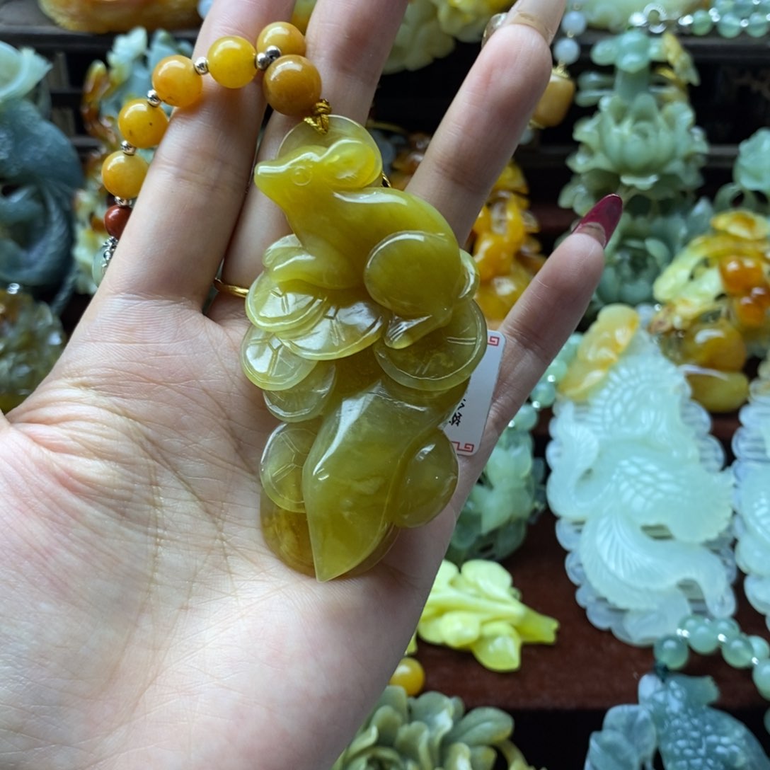 蛇纹石玉颈饰未镶嵌