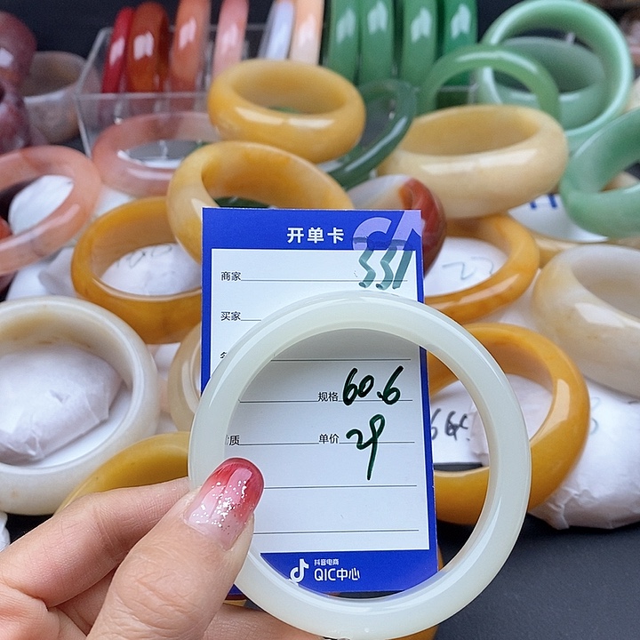 石英质玉手镯未镶嵌