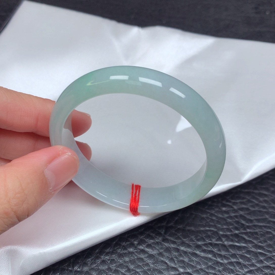 翡翠手镯未镶嵌。