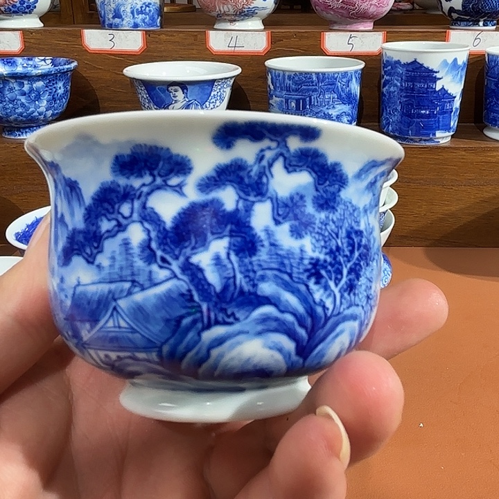 青花手绘山水杯子