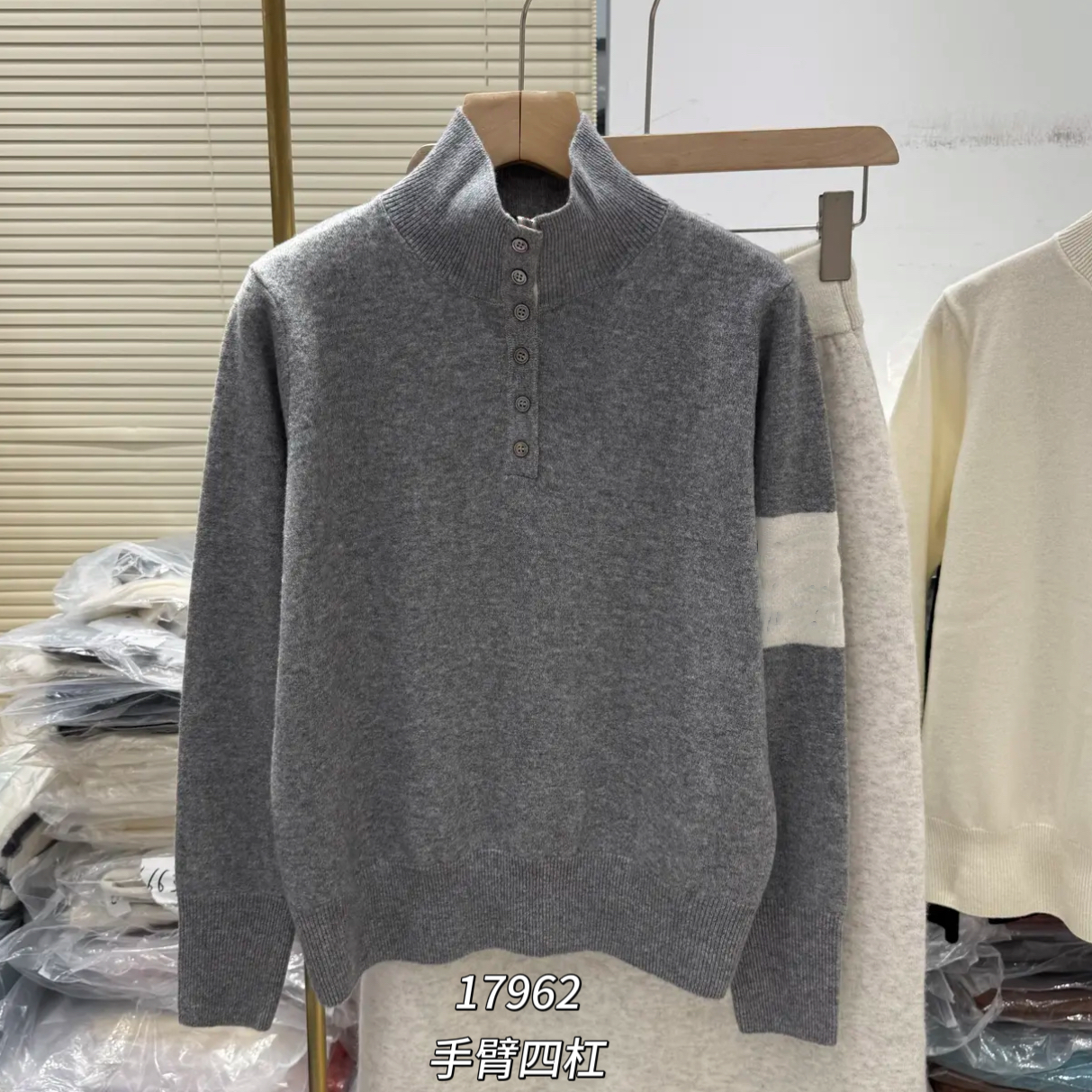 17962（部分无水洗唛介意慎拍）WANGDAN手袖四条杠长袖针织衫
