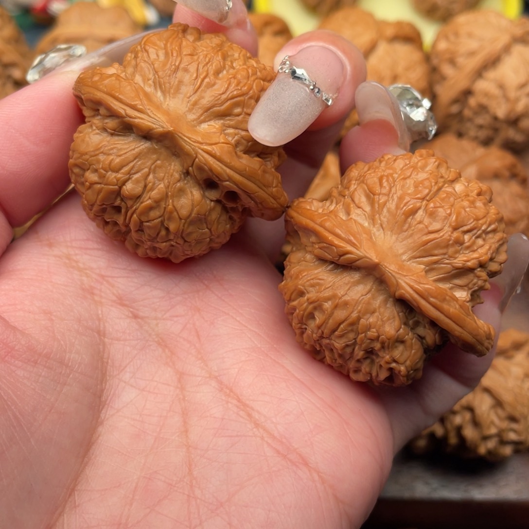 文玩核桃把件全品，同树精配，血麒麟40.8