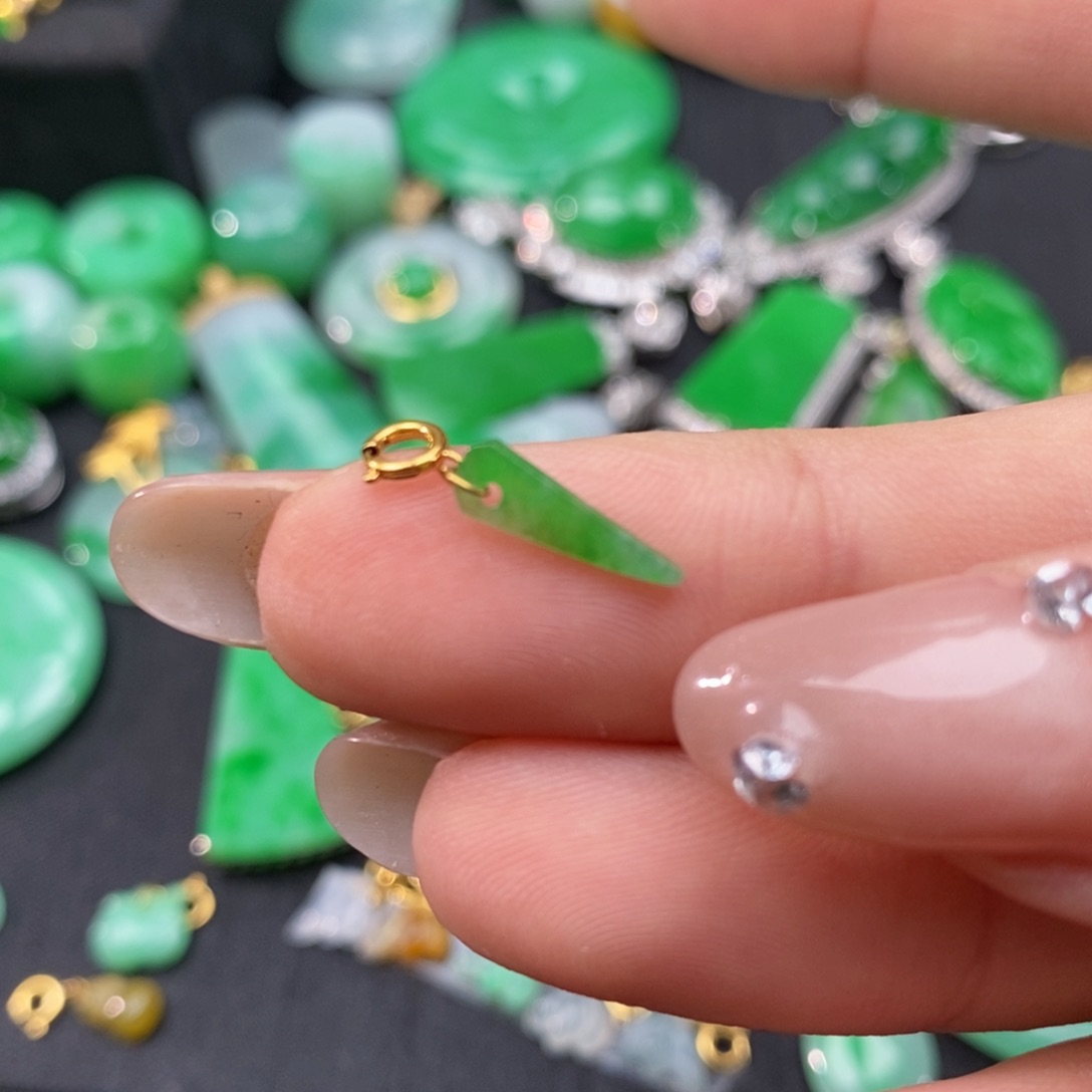 翡翠颈饰18K金镶嵌翡翠