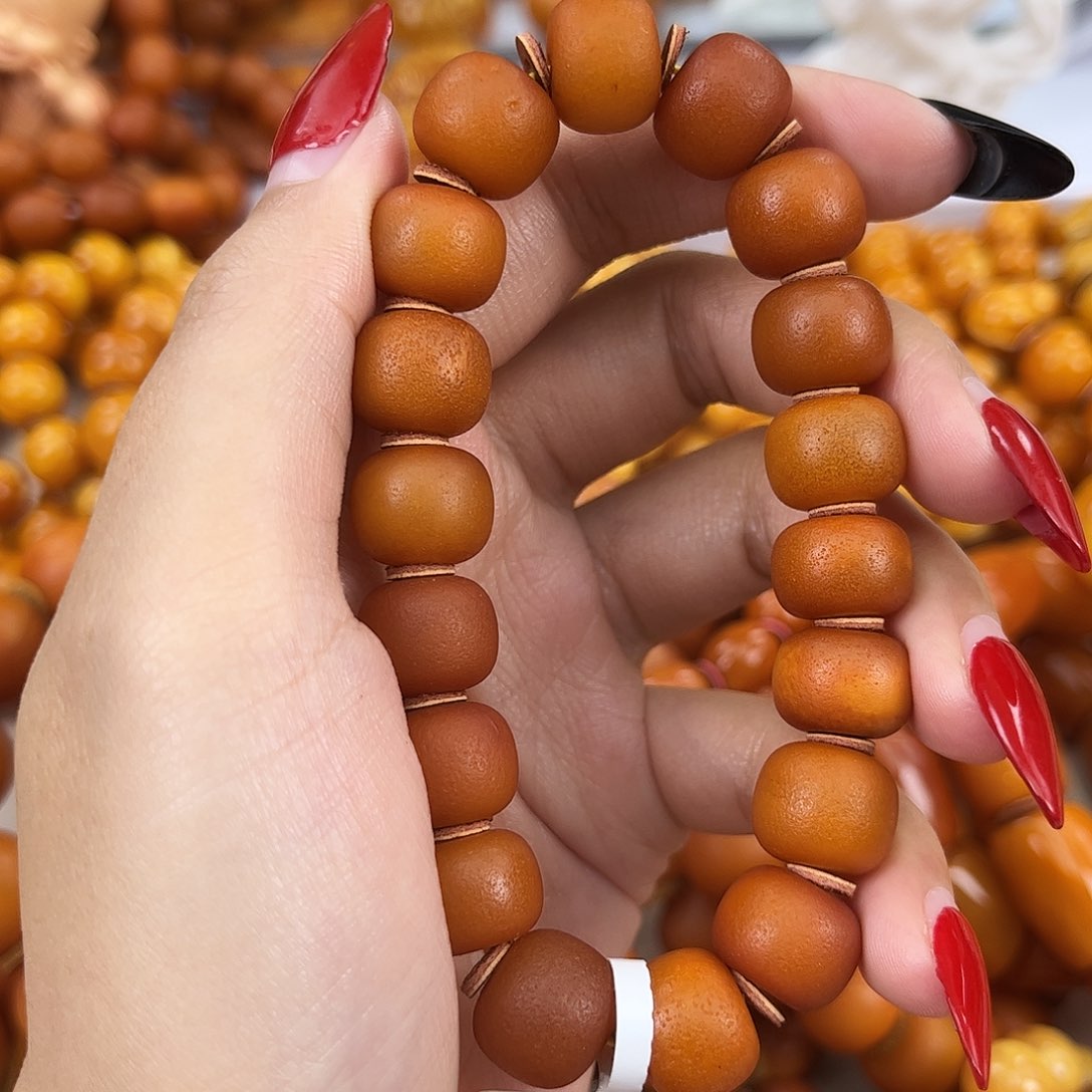 琥珀颈饰未镶嵌邱*伟蜜蜡