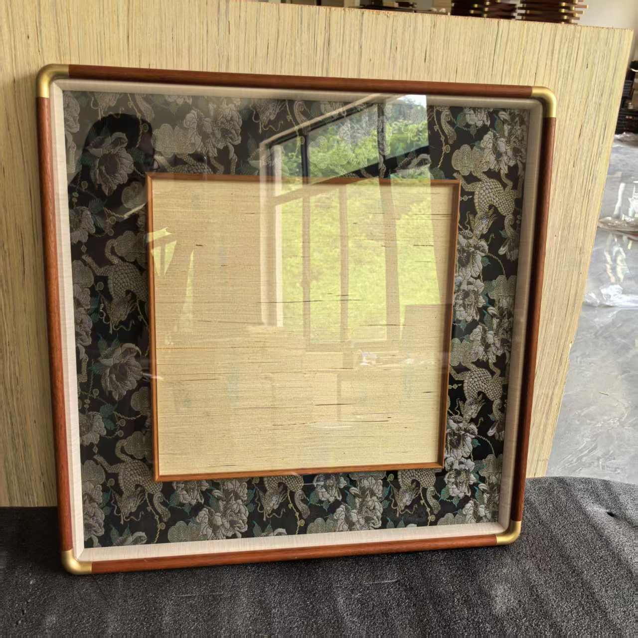 到手两个【国色天麟锦60*60框中框内空38*38】仿铜角画框