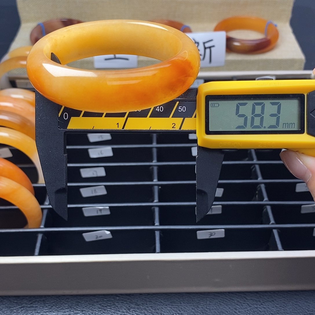 未镶嵌石英质玉（黄龙玉）手镯10号