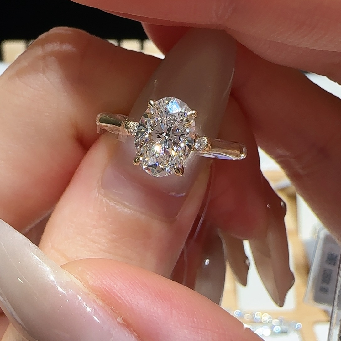 18K金镶嵌实验室培育钻石一克拉竹节椭圆