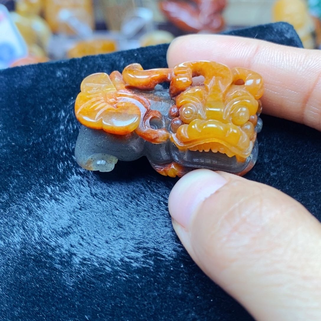 石英质玉（黄龙玉）未镶嵌颈饰