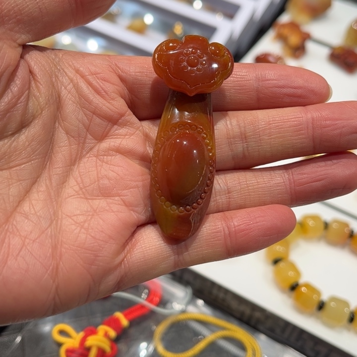 石英质玉（黄龙玉）未镶嵌颈饰