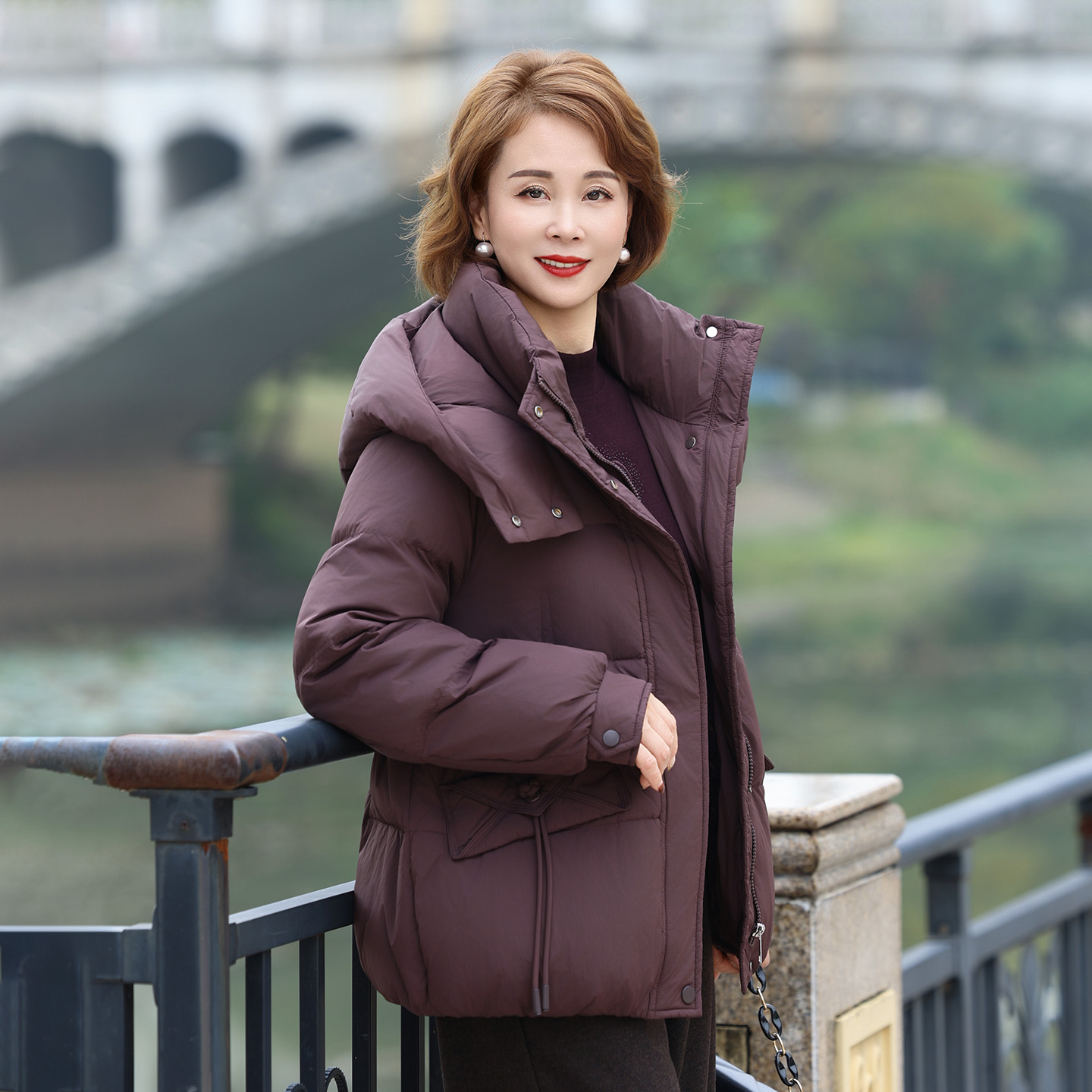 雪中飞妈妈羽绒服短款连帽冬季中老年女士面包服保暖加厚外套时尚