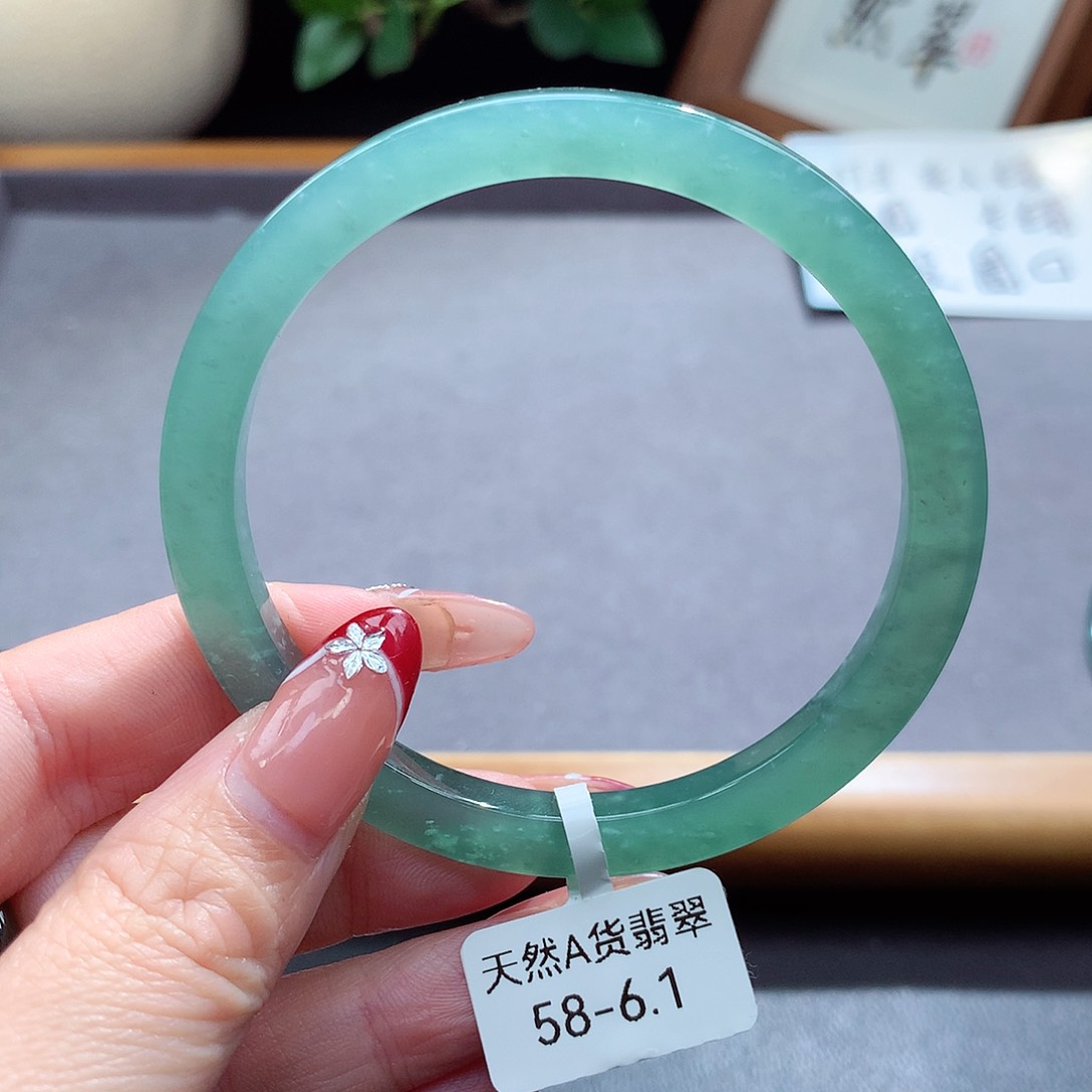 翡翠手镯（圆镯）未镶嵌
