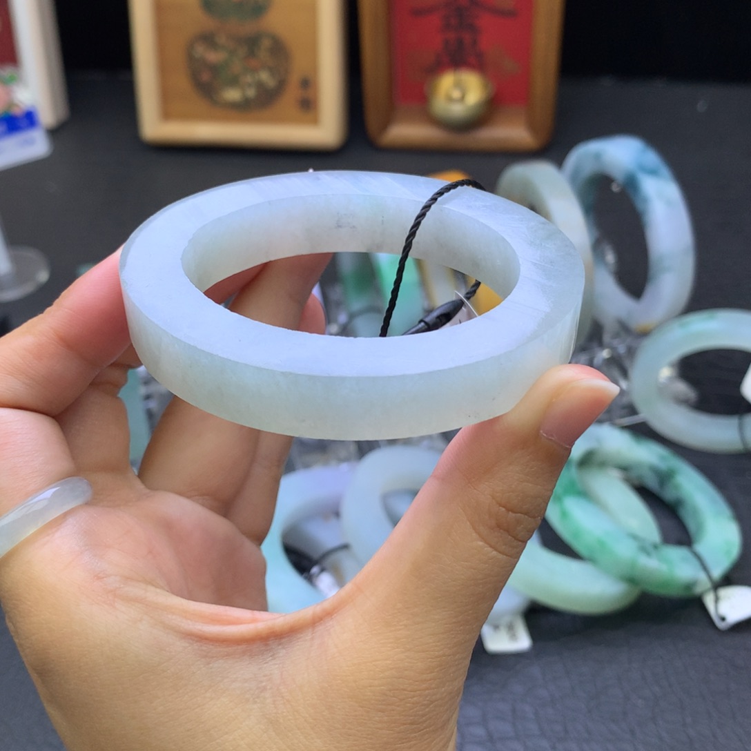 定制翡翠未镶嵌翡翠手镯