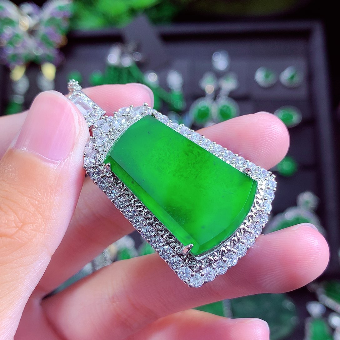 颈饰未镶嵌翡翠天然