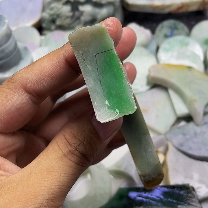 依***常颈饰未镶嵌翡翠天然翡翠边角料