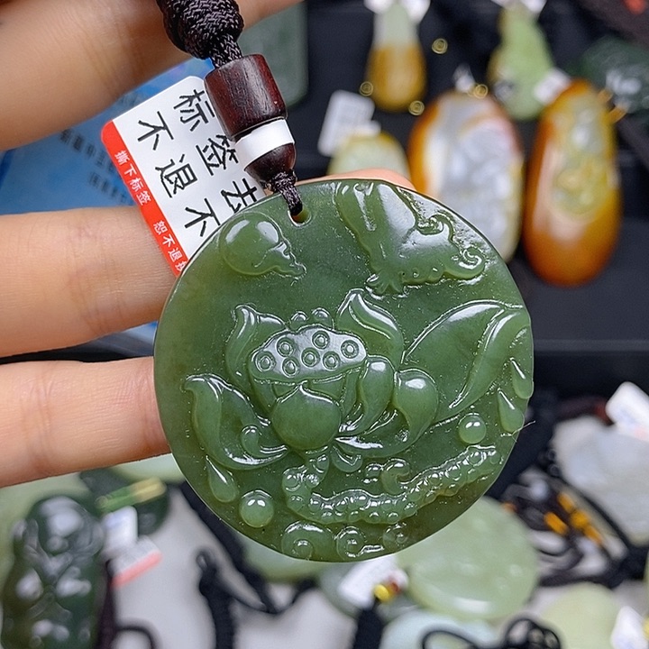 翠***。和田玉未镶嵌颈饰