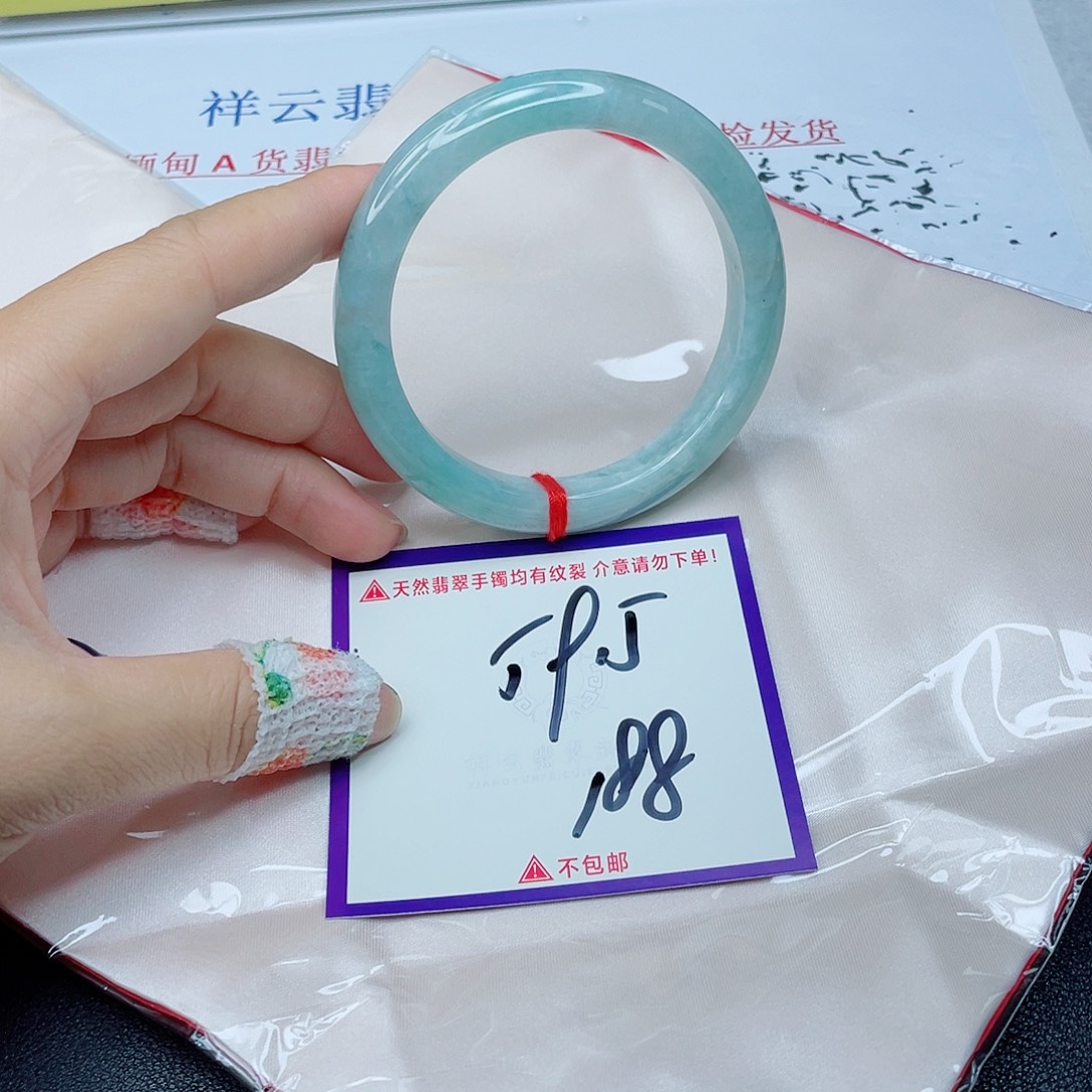 翡翠手镯未镶嵌翡翠