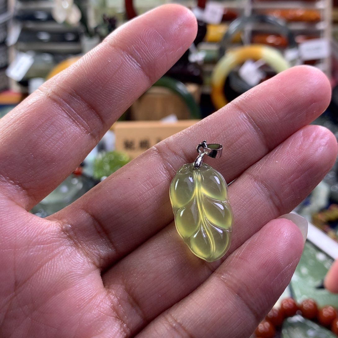 蛇纹石玉颈饰未镶嵌