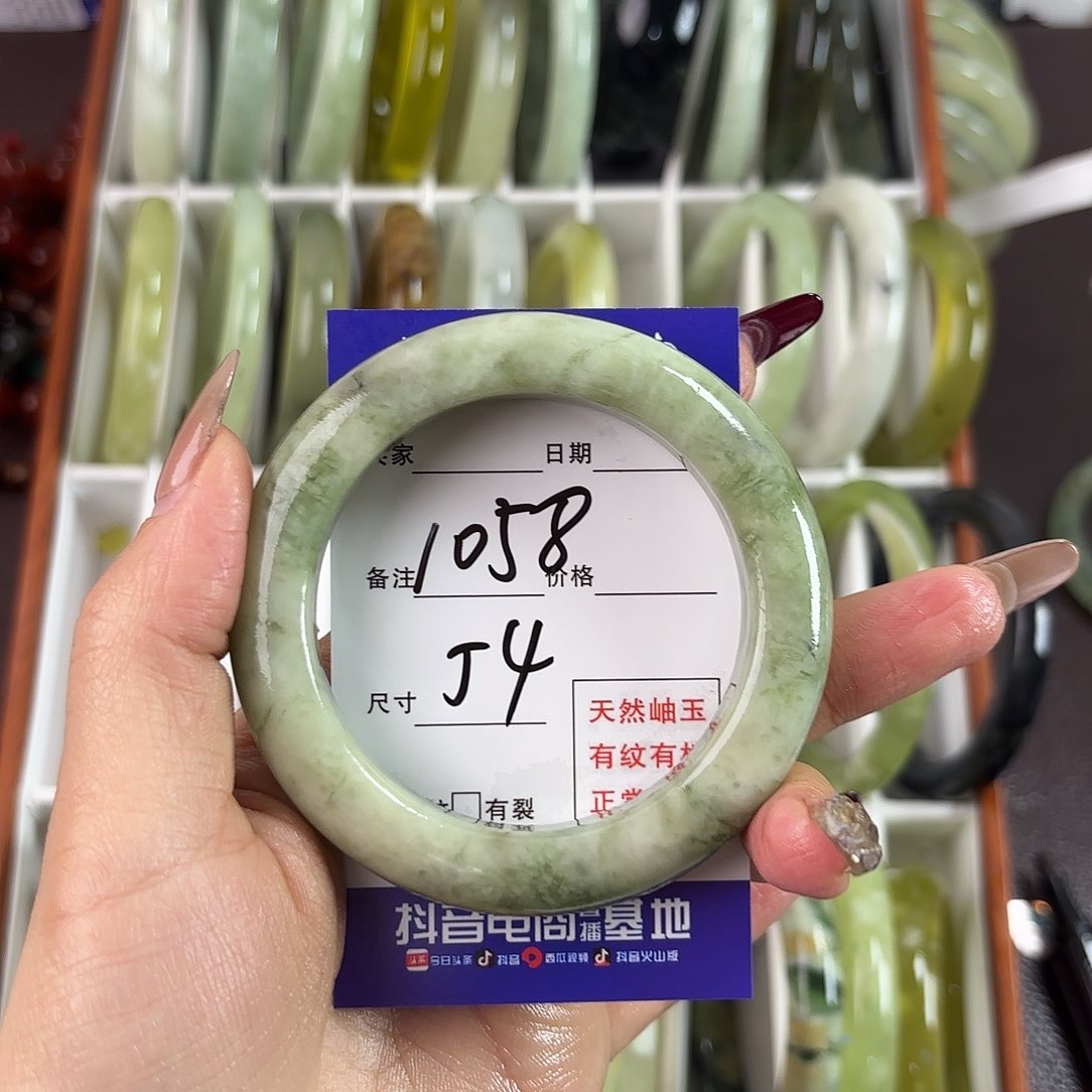 蛇纹石玉手镯未镶嵌一****鸡