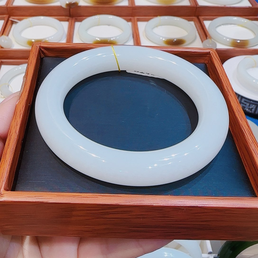 和田玉手镯未镶嵌羊脂白58