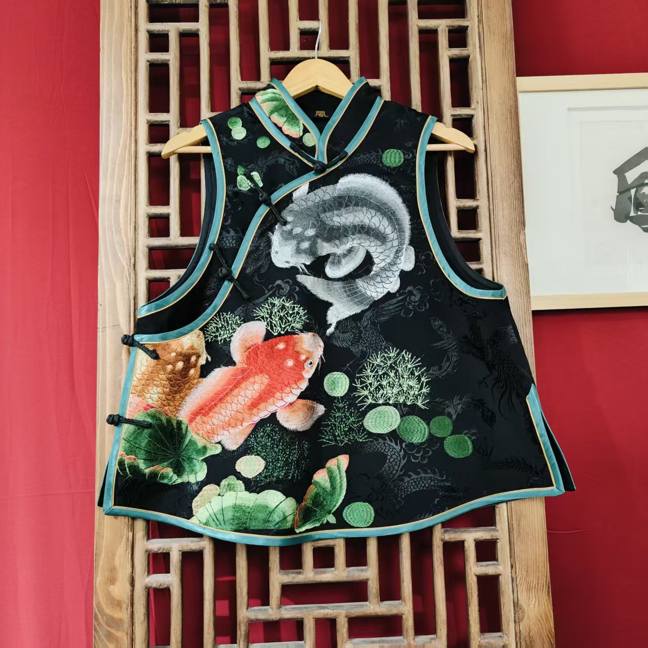 （HM101050-1）凤徕兮定制黑色龙凤纹底彩鱼刺绣斜襟盘扣立领马甲