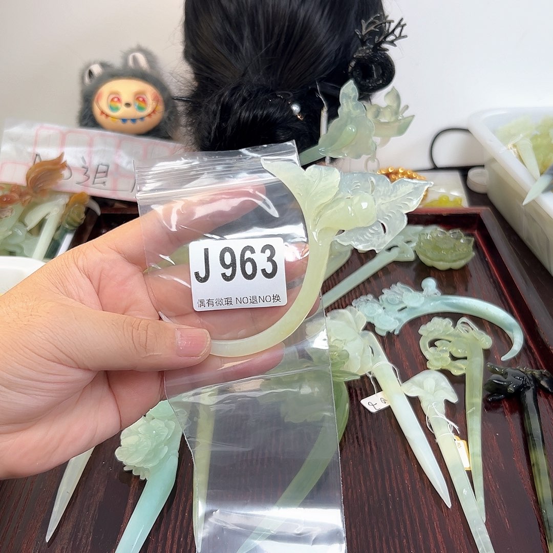 合金蛇纹石玉发饰娥*