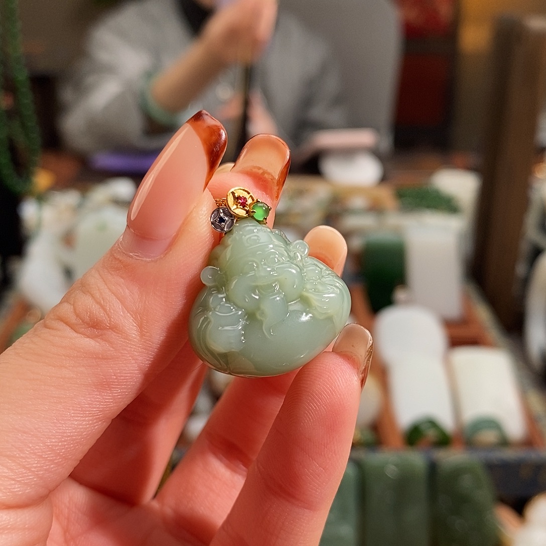 和田玉18K金镶嵌吊坠(赠链)