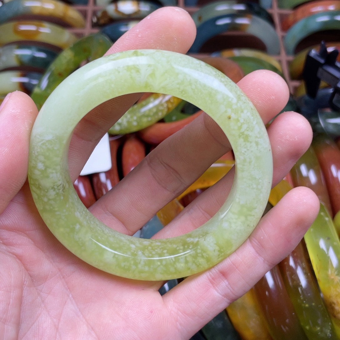 淇***淇蛇纹石玉未镶嵌手镯