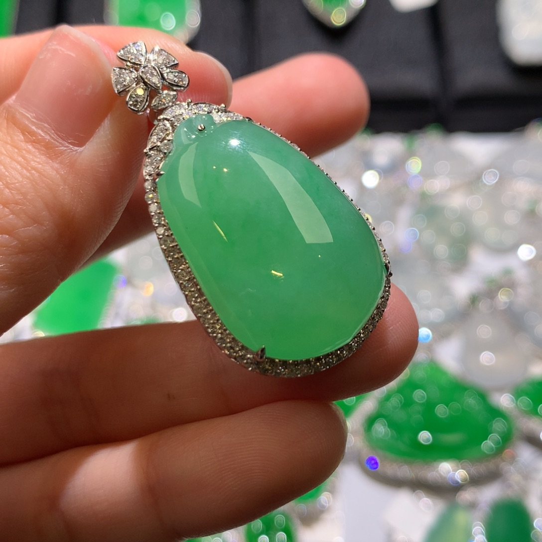 翡翠颈饰18K金镶嵌吊坠