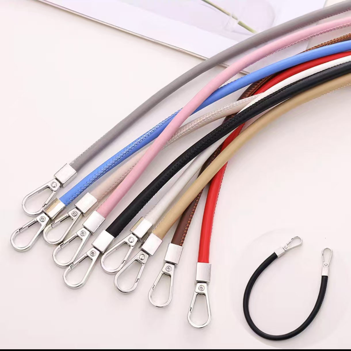 新款皮质挂绳ins多巴胺手绳适用背包手机壳水杯耳机壳挂链女