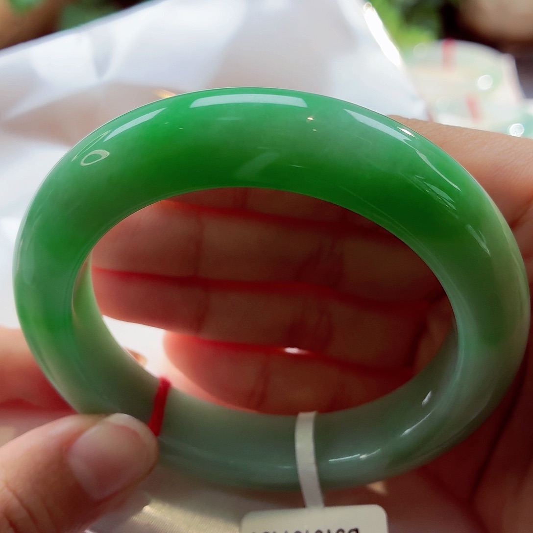 翡翠未镶嵌手镯细腻干净阳绿渐变68-18