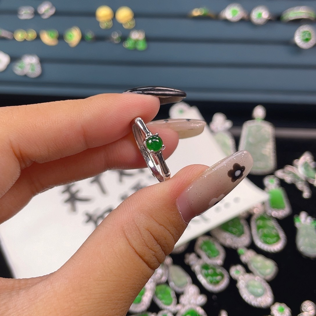 未镶嵌戒指翡翠戒指