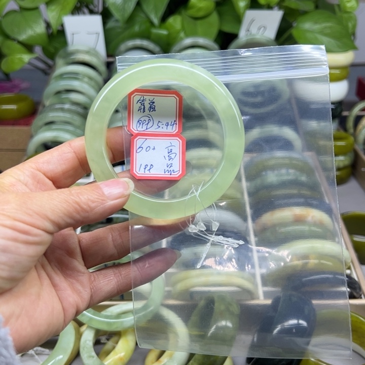 靠***房蛇纹石玉未镶嵌手镯999