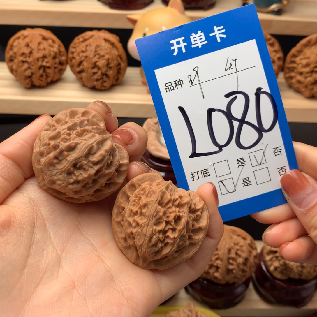 文玩核桃把件080号 宫灯 白茶