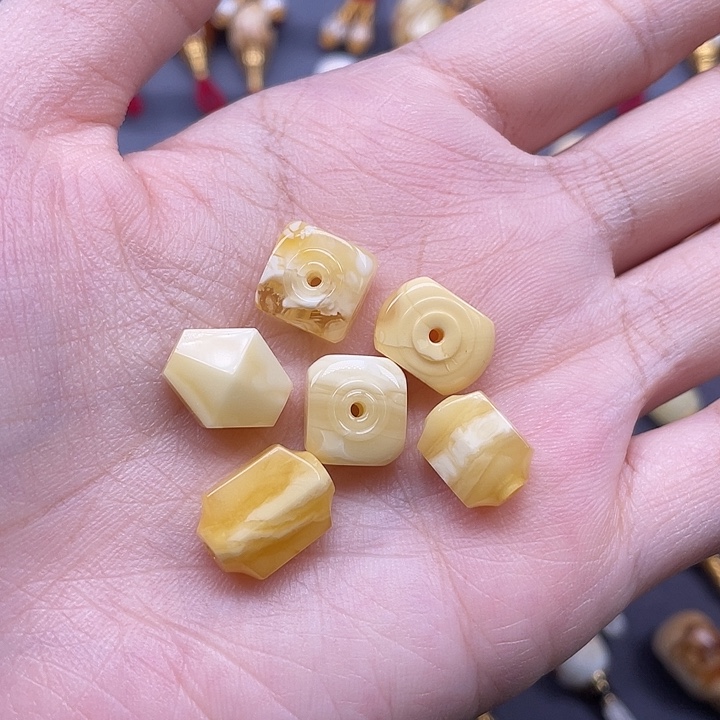 琥珀未镶嵌裸石88/件