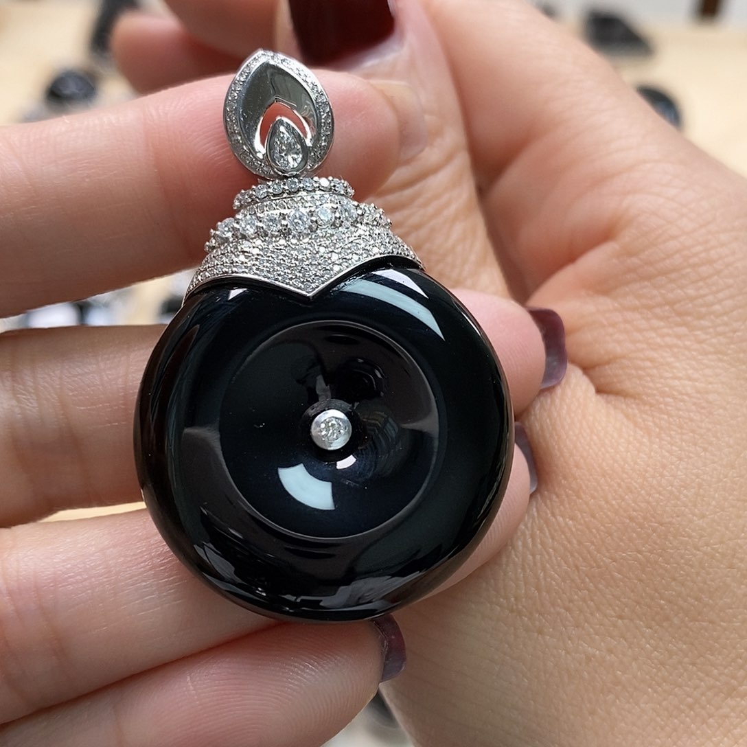 翡翠颈饰18K金镶嵌墨翠