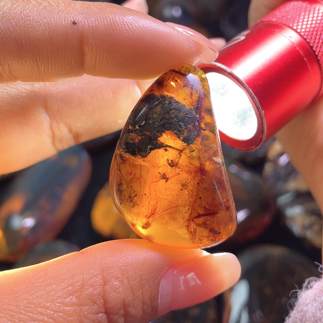 琥珀裸石未镶嵌？