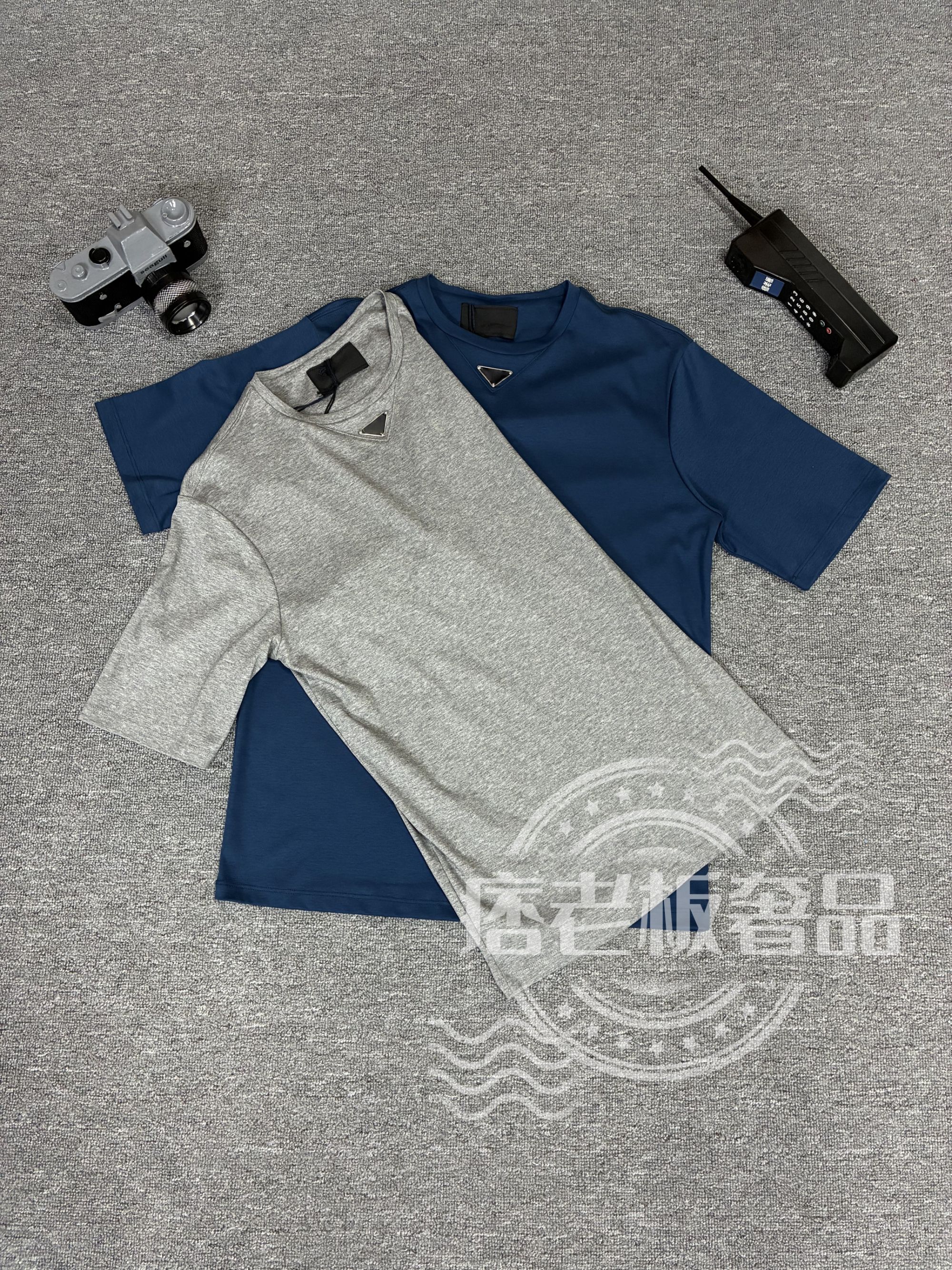 【痞老板】PD领口三角标短袖