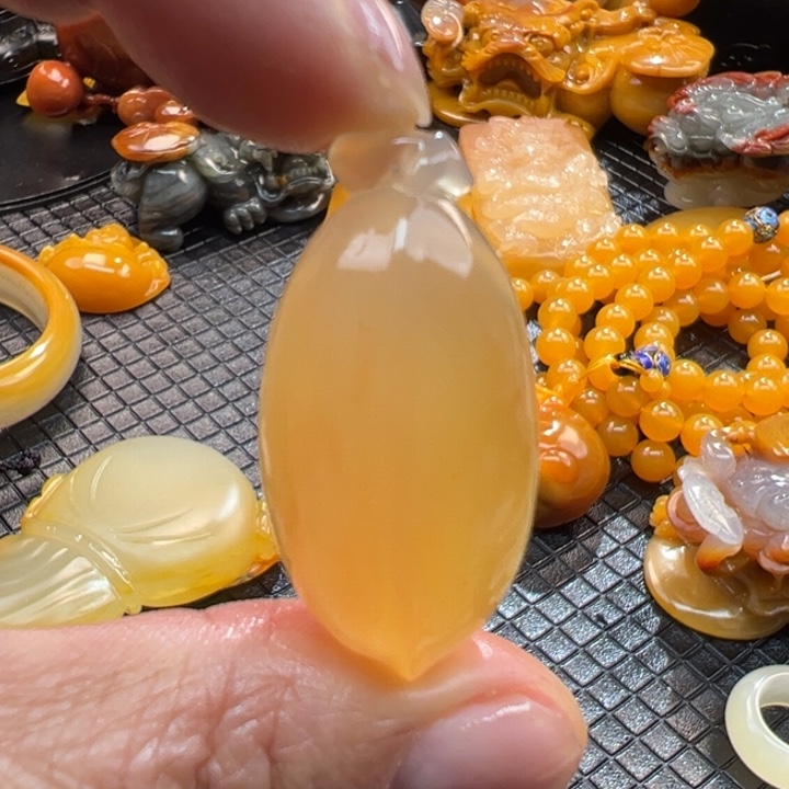 石英质玉（黄龙玉）颈饰未镶嵌