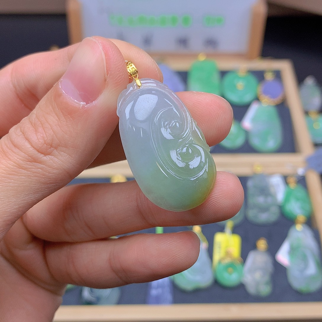 翡翠颈饰18K金镶嵌翡翠