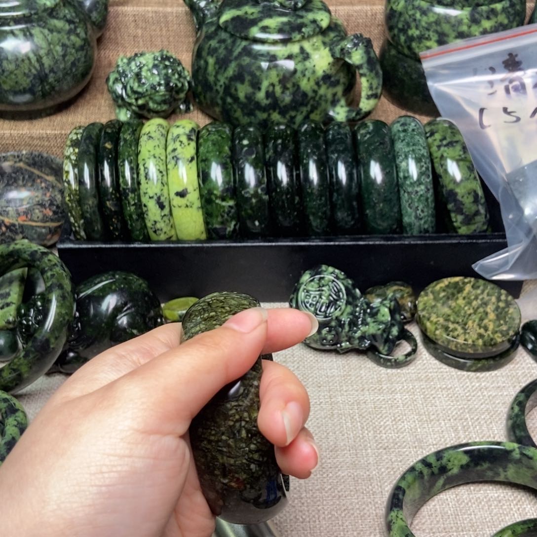 蛇纹石玉颈饰未镶嵌神***大