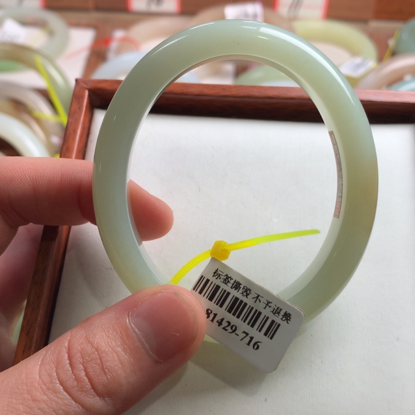 【闪购商品】和田玉手镯（贵妃镯）未镶嵌56